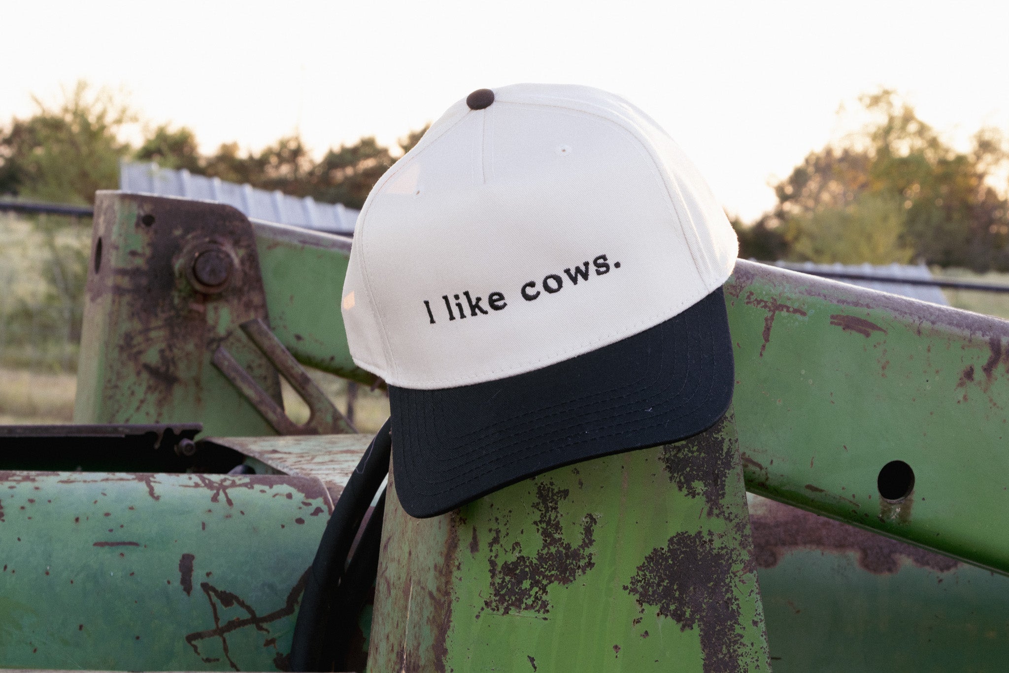 Black and natural 'I like cows' trucker hat