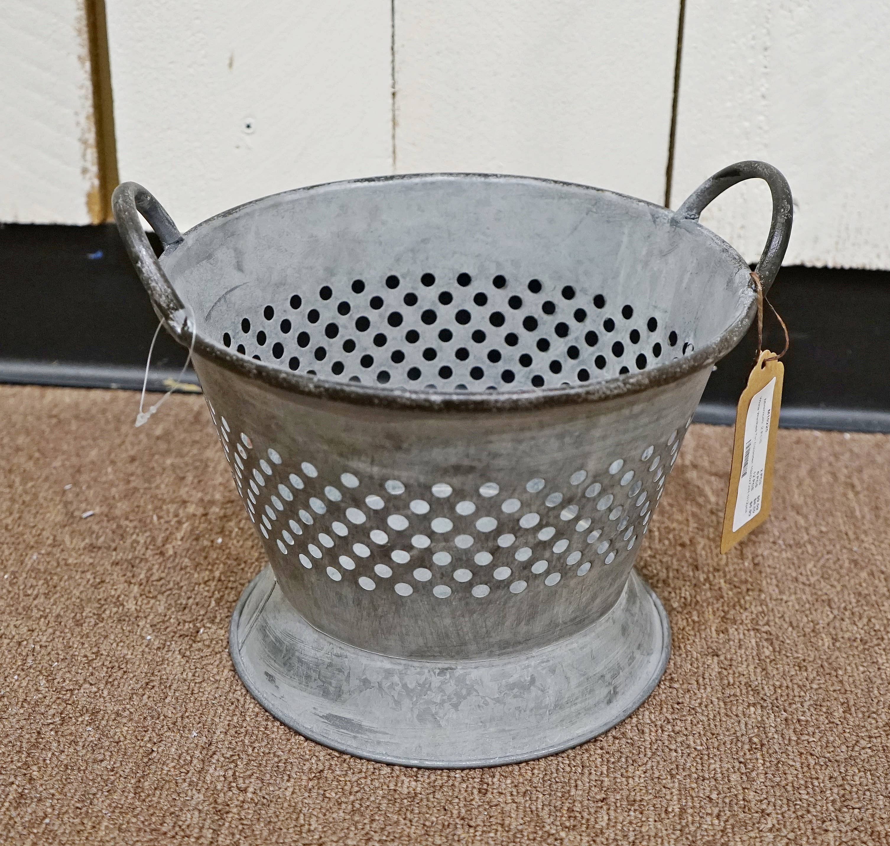 M10225- White Washed Tin Colander-10inD