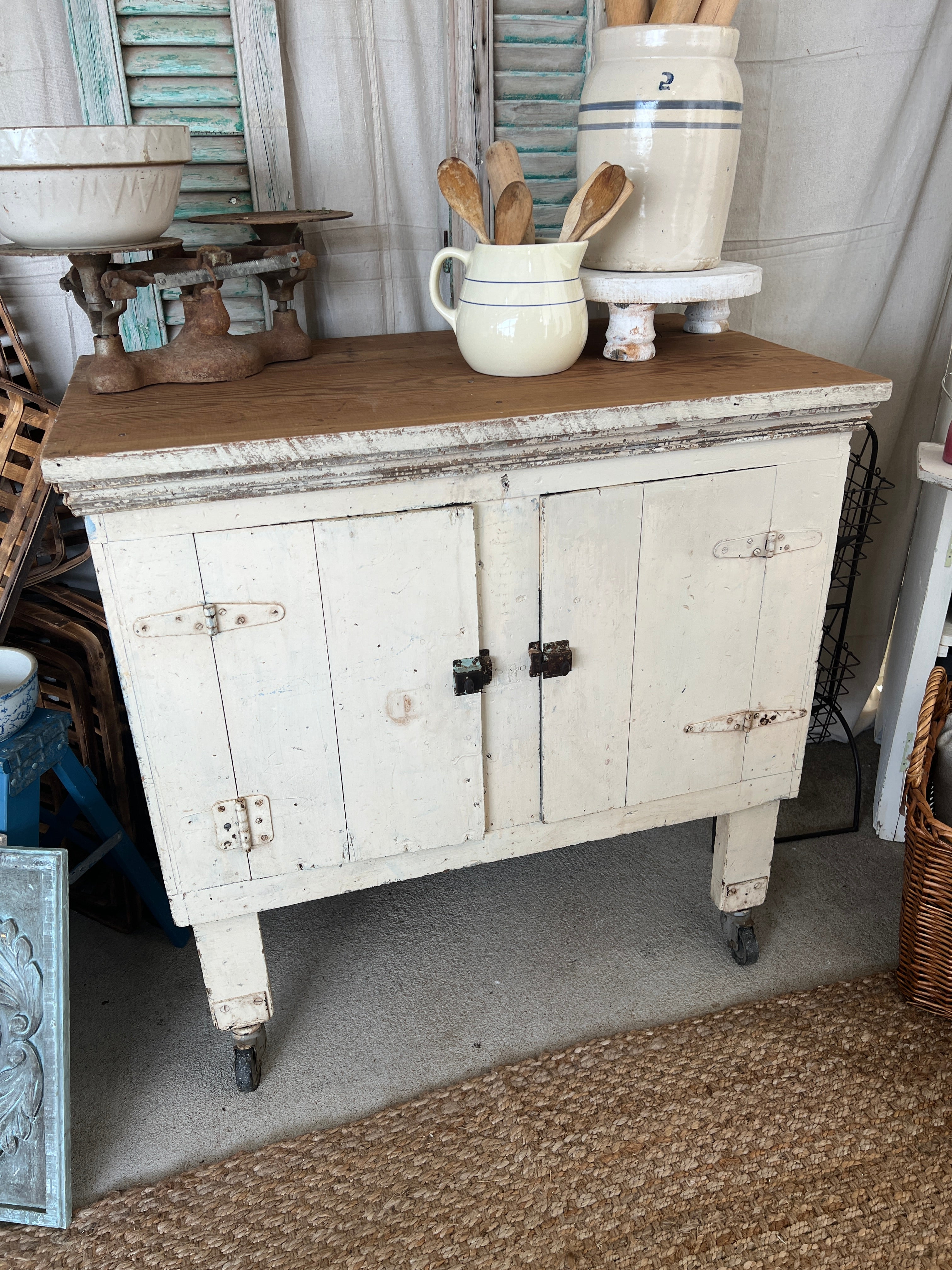White Buffett on Casters