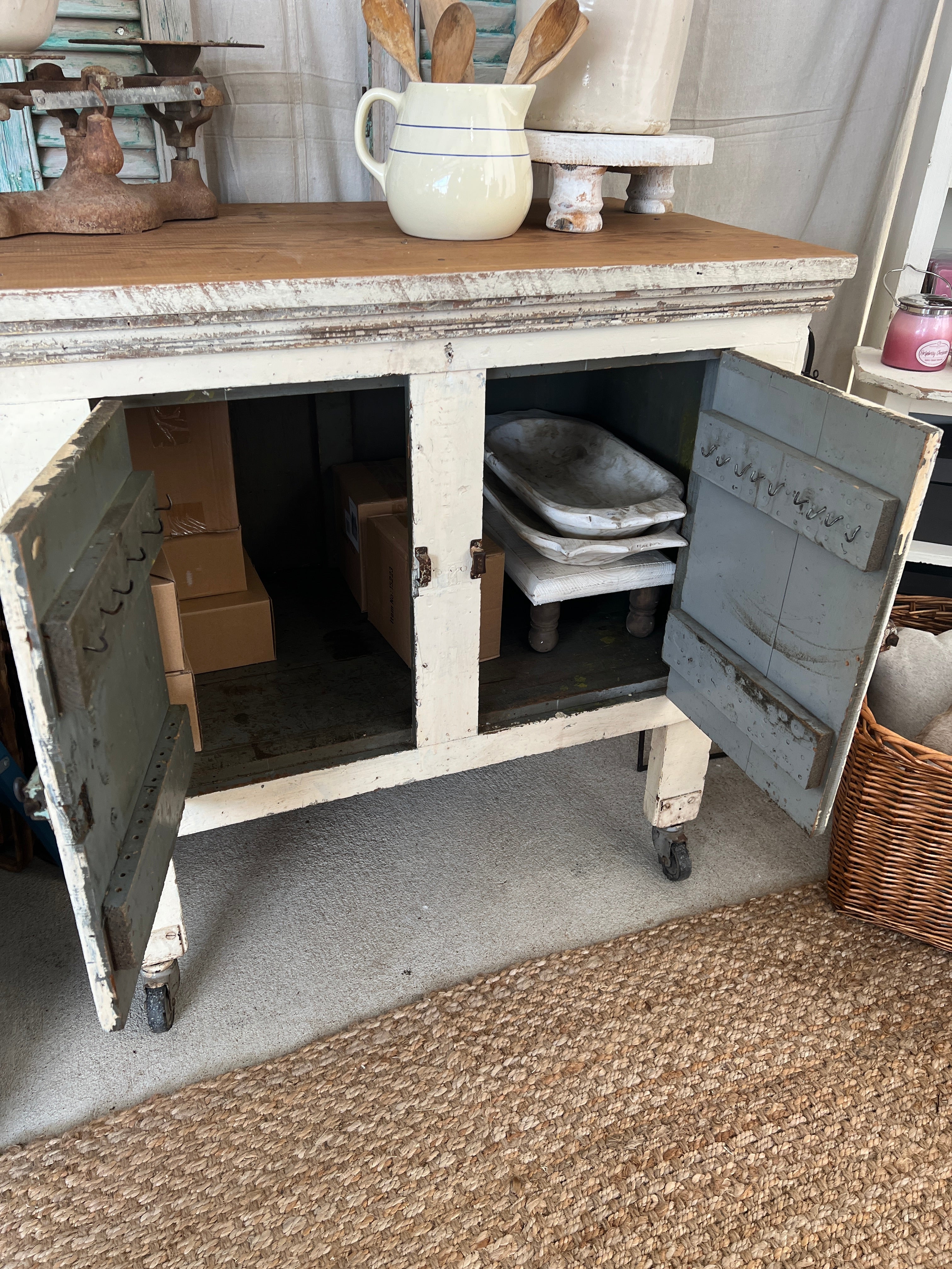 White Buffett on Casters
